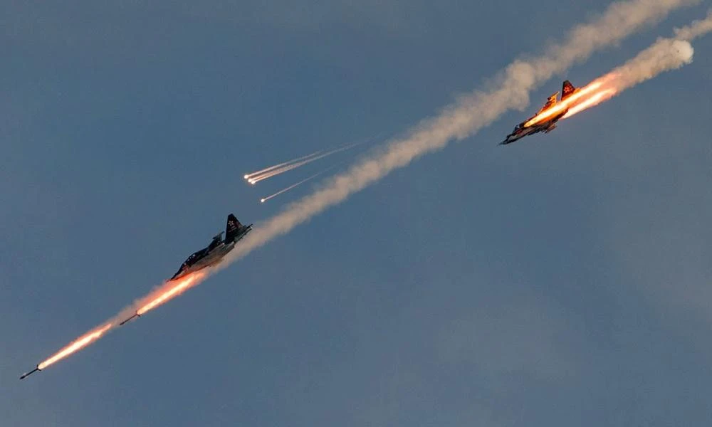 Ρωσικό Su-25 "θερίζει" με πυραύλους S-8 (Βίντεο)
